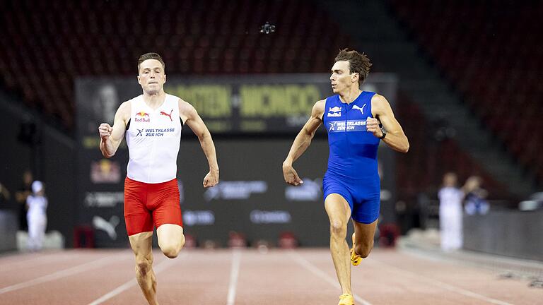 Diamond League - Duplantis besiegt Warholm       -  Duplantis (r) hatte bei seinem Sieg sogar noch Zeit, vor dem Ziel zur Seite zu Warholm zu schauen.