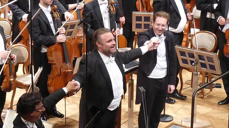 Der Rest ist Entspannung: Joseph Calleja (Mitte) mit dem Dirigenten Ramón Tebar (rechts) und 1. Konzertmeister Henry Raudales. Foto: Gerhild Ahnert       -  Der Rest ist Entspannung: Joseph Calleja (Mitte) mit dem Dirigenten Ramón Tebar (rechts) und 1. Konzertmeister Henry Raudales. Foto: Gerhild Ahnert