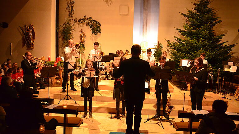 Ein stimmungsvolles und auch besinnliches Adventskonzert erlebten die rund 400 Besucher in Wiesthal. Dafür sorgten auch die „Minis“ unter der Leitung von Michael Köhler.