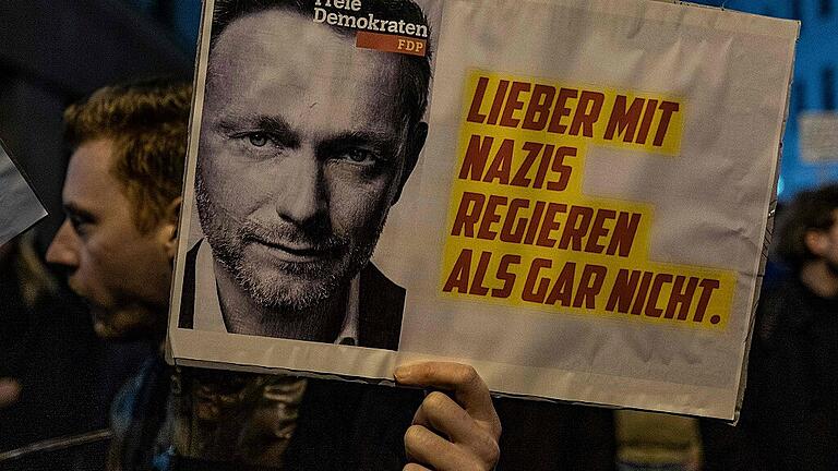 GERMANY-VOTE-POLITICS-THURINGIA       -  Während einer Demonstration vor der FDP-Parteizentrale in Berlin am Mittwochabend hielt ein Teilnehmer ein Schild mit der Aufschrift: &bdquo;Lieber mit Nazis regieren als gar nicht&ldquo; in die Höhe. Der Spruch ging in den Sozialen Medien viral.