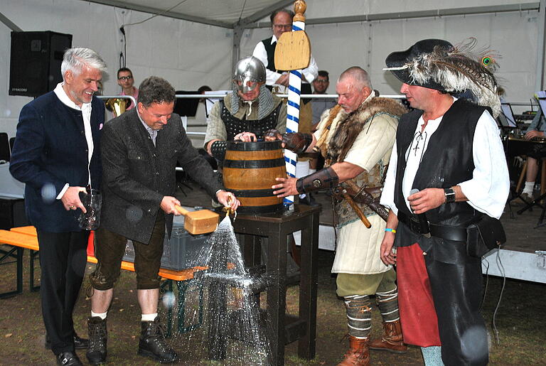 Bieranstich mit Schirmherr Steffen Vogel (von links), Heiko Stölzner, zwei Darstellern und Bürgermeister Jürgen Heusinger in einer Landsknechtsuniform.