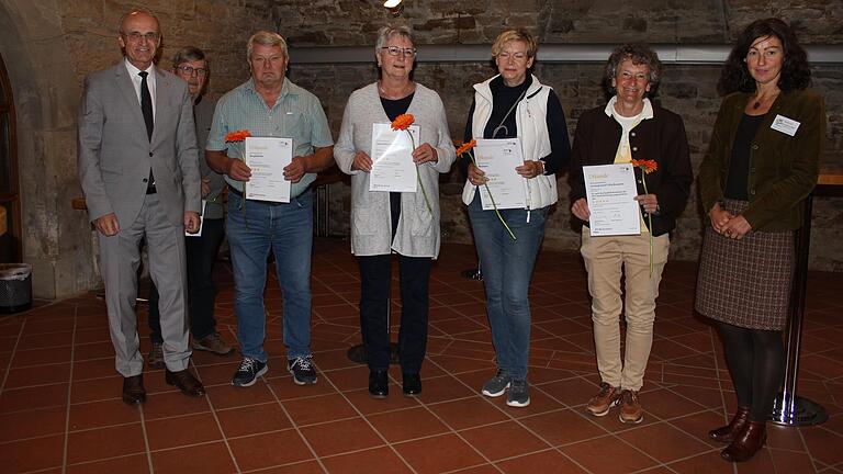 Das Foto zeigt die zertifizierten Gastgeber (von links): Landrat Wilhelm Schneider, Peter Korn (Villa Korn, Ebern), Werner Bockelt (Berghäusle, Birnfeld), Elisabet Blum (Lissys Ferienwohnung, Bad Königshofen), Silvia Schuhmann (Ferienwohnungen Bauhaus und Quelle, Köslau), Dr. Katharina Mußmächer (Villa Bomama, Eyrichshof) und Susanne Volkheimer, Geschäftsführerin von Haßberge Tourismus.