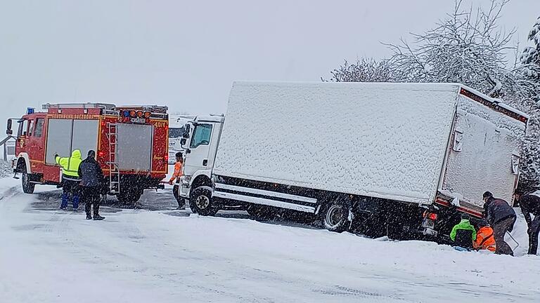 Bei Obereßfeld (Lkr. Rhön-Grabfeld) ist am Mittwoch ein Lkw von der Straße abgekommen. Die Feuerwehr zog das Fahrzeug wieder zurück auf die Fahrbahn.