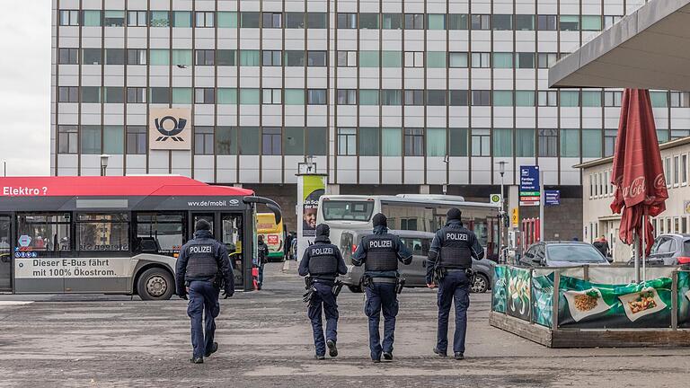 Polizisten laufen am Bahnhofsplatz in Würzburg Streife. Barbarossaplatz und Bahnhofsvorplatz sind laut Polizei Kriminalitätsschwerpunkte in der Stadt.