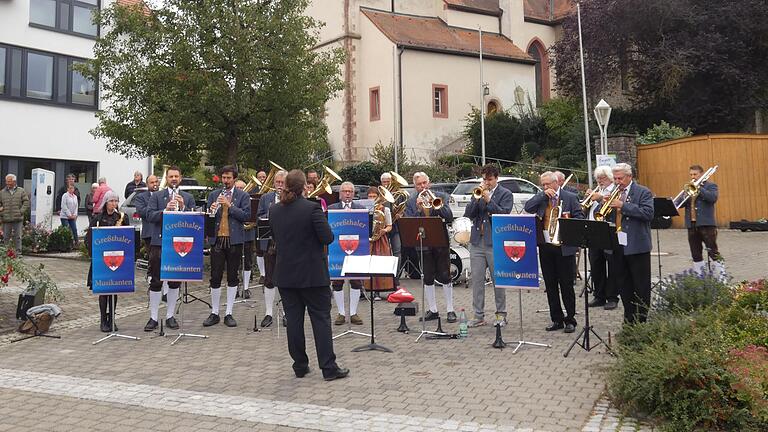 Vor der Silhouette des Rathauses und der Pfarrkirche 'St. Bartholomäus', gaben die Greßthaler Musikanten am örtlichen Kirchweihsonntag ein munteres Standkonzert. Mit dabei waren insgesamt über 20 Musikanten, die für gute Stimmung unter den vielen Anwesenden sorgten. Am Ende bekamen die Künstler reichlich Applaus von den Zuhörern. Vor der Silhouette des Rathauses und der Pfarrkirche 'St. Bartholomäus', gaben die Greßthaler Musikanten am örtlichen Kirchweihsonntag ein munteres Standkonzert. Mit dabei waren insgesamt über 20 Musikanten, die für gute Stimmung unter den vielen Anwesenden sorgten. Am Ende bekamen die Künstler reichlich Applaus von den Zuhörern.