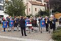 Vor der Silhouette des Rathauses und der Pfarrkirche 'St. Bartholomäus', gaben die Greßthaler Musikanten am örtlichen Kirchweihsonntag ein munteres Standkonzert. Mit dabei waren insgesamt über 20 Musikanten, die für gute Stimmung unter den vielen Anwesenden sorgten. Am Ende bekamen die Künstler reichlich Applaus von den Zuhörern.