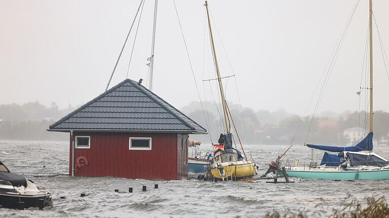 Sturmflut an der Ostseeküste.jpeg       -  Das Wasser aus der Schlei überschwemmte unter anderem einen Bootshafen in Schleswig.