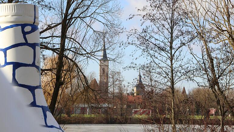 In der gesamten Iphöfer Altstadt (im Hintergrund) gibt es bei den elften Weinfreundschaften besondere Angebote. In der gesamten Iphöfer Altstadt (im Hintergrund) gibt es bei den elften Weinfreundschaften besondere Angebote.