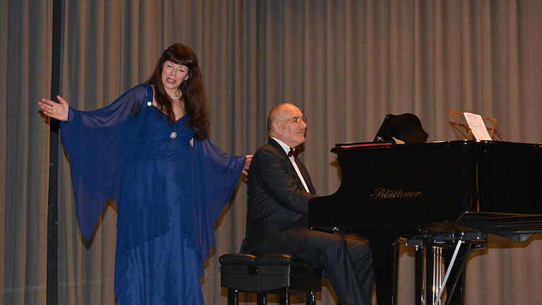 Impressionen vom Konzert des Duos 'Con Emozione' in Bad Bocklet. Liane Fietzke (Sopran) und ihr Mann Norbert (Klavier). Foto: Björn Hein - Impressionen vom Konzert des Duos 'Con Emozione' in Bad Bocklet. Liane Fietzke (Sopran) und ihr Mann Norbert (Klavier). Foto: Björn Hein Impressionen vom Konzert des Duos 'Con Emozione' in Bad Bocklet. Liane Fietzke (Sopran) und ihr Mann Norbert (Klavier). Foto: Björn Hein - Impressionen vom Konzert des Duos 'Con Emozione' in Bad Bocklet. Liane Fietzke (Sopran) und ihr Mann Norbert (Klavier). Foto: Björn Hein