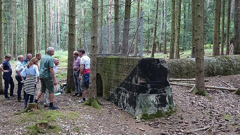Etliche Wasserdurchlässe wie dieser bei Seifriedsburg, mit Burgsinner und Miltenberger Sandstein verblendet, finden sich in den Wäldern um Gemünden und Bad Brückenau. Über sie hätte die Autobahn „Strecke 46” verlaufen sollen. Etliche Wasserdurchlässe wie dieser bei Seifriedsburg, mit Burgsinner und Miltenberger Sandstein verblendet, finden sich in den Wäldern um Gemünden und Bad Brückenau. Über sie hätte die Autobahn „Strecke 46” verlaufen sollen.
