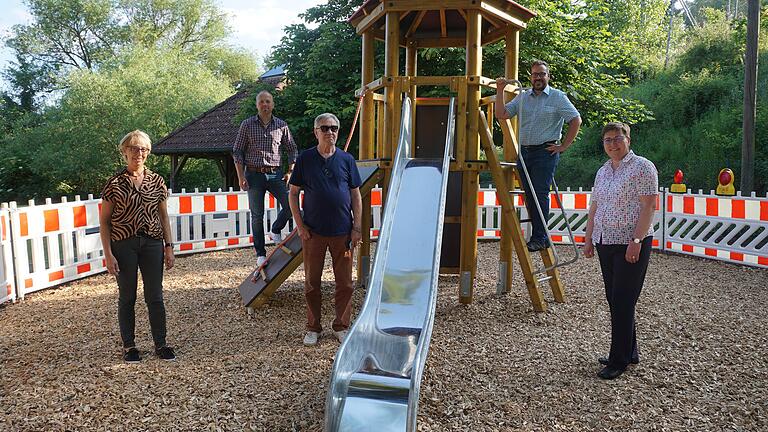 Die neu gestaltete Außenanlage des Kindergartens Oberelsbach wurde im Rahmen der Gemeinderatssitzung vorgestellt. Altbürgermeister Oskar Mangold freut sich, dass seine Geburtstagsspende so eine gute Verwendung fand. Das Bild zeigt (von links): Kindergartenleiterin Monika Enders, Jugendbeauftragter David Bott, Altbürgermeister Oskar Mangold, dritter Bürgermeister Dr. med. Martin Mandewirth und Bürgermeisterin Birgit Erb.