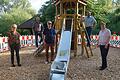 Die neu gestaltete Außenanlage des Kindergartens Oberelsbach wurde im Rahmen der Gemeinderatssitzung vorgestellt. Altbürgermeister Oskar Mangold freut sich, dass seine Geburtstagsspende so eine gute Verwendung fand. Das Bild zeigt (von links): Kindergartenleiterin Monika Enders, Jugendbeauftragter David Bott, Altbürgermeister Oskar Mangold, dritter Bürgermeister Dr. med. Martin Mandewirth und Bürgermeisterin Birgit Erb.