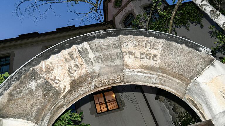 In der Wickenmayerschen Kinderpflege im Würzburger Stadtteil Grombühl wurden bis Mitte der 1990er Jahre Kinder von den Erlöserschwestern betreut. In der Wickenmayerschen Kinderpflege im Würzburger Stadtteil Grombühl wurden bis Mitte der 1990er Jahre Kinder von den Erlöserschwestern betreut.