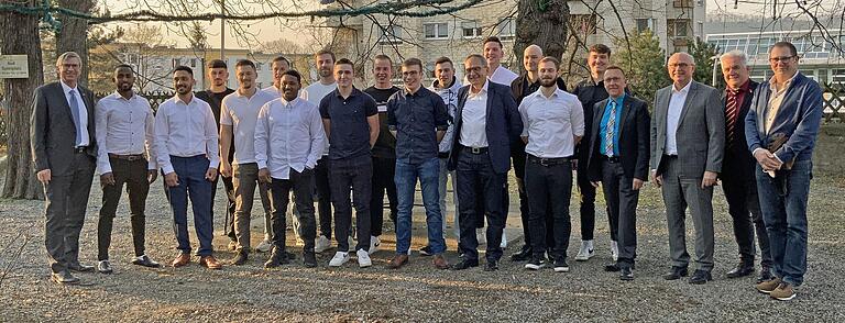 Die Junggesellen mit ihren Ausbildern, Handwerkskammerpräsident Michael Bissert (links) und Obermeister Werner Rath (Zweiter von rechts) bei der Freisprechungsfeuer der SHK-Innung Würzburg. Die Junggesellen mit ihren Ausbildern, Handwerkskammerpräsident Michael Bissert (links) und Obermeister Werner Rath (Zweiter von rechts) bei der Freisprechungsfeuer der SHK-Innung Würzburg.