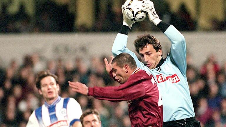 Weg da, den Ball hab ich: Claus Reitmaier im Trikot des Karlsruher SC 1997 im Uefa-Cup-Spiel gegen Metz. Weg da, den Ball hab ich: Claus Reitmaier im Trikot des Karlsruher SC 1997 im Uefa-Cup-Spiel gegen Metz.
