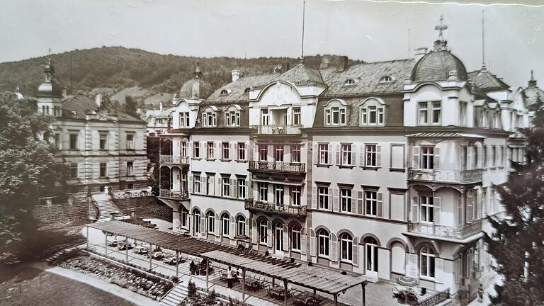 Der Fürstenhof in einer Zeit, als er noch als Sanatorium unter der Führung der Familie Sotier in Betrieb war; links die Eigentümervilla „Gordon“       -  Der Fürstenhof in einer Zeit, als er noch als Sanatorium unter der Führung der Familie Sotier in Betrieb war; links die Eigentümervilla „Gordon“