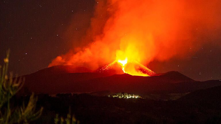 420922057.jpg       -  Der Vulkan Ätna auf der italienischen Mittelmeerinsel Sizilien hat erneut Lava und Asche gespuckt.