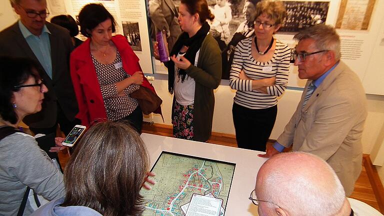 Im Museum &bdquo;Jüdische Lebenswege&ldquo; ist der Ur-Katasterplan der jüdischen Anwesen auf einem LED-Panel mit der jeweiligen Familienchronik einsehbar.