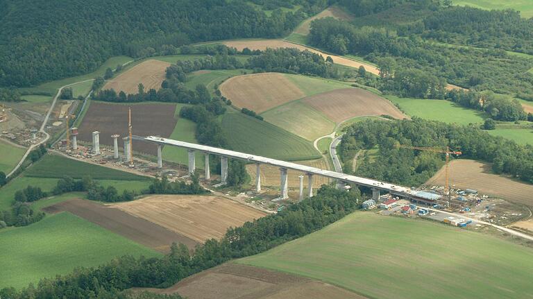 Die Baustelle der Saaletalbrücke bei Hollstadt im August 2004.