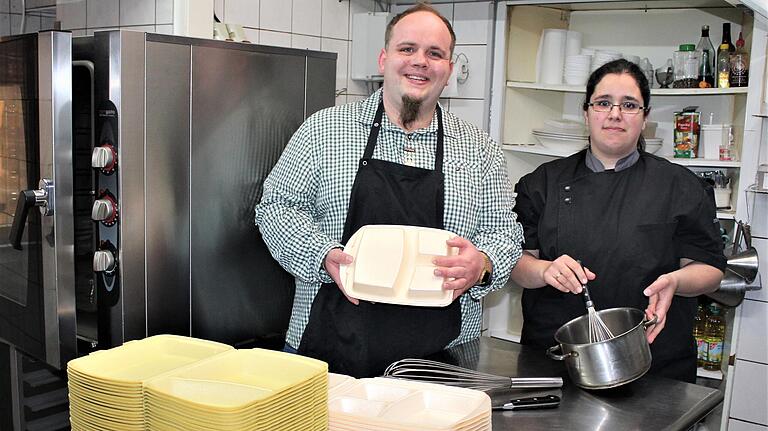 Mirko und Katharina Hauptig vom Gasthaus 'Schlappn' in Gerolzhofen kochen auch unter der Woche mittags Essen to go für ihre Gäste.