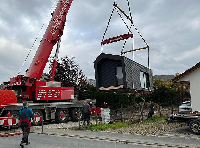 13,7 Tonnen am Haken: Das Haus schwebt an seinen künftigen Standort.