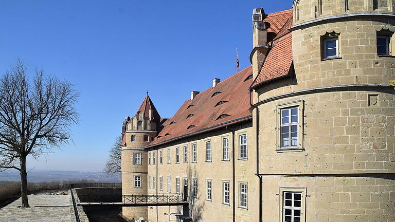 Ein Brückensteg verbindet Schloss und Südwall.