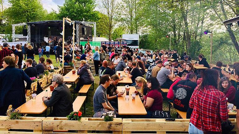 Auch vom Biergarten aus können die Besucherinnen und Besucher des Festivals der Musik lauschen (Archivbild, 2019). Auch vom Biergarten aus können die Besucherinnen und Besucher des Festivals der Musik lauschen (Archivbild, 2019).