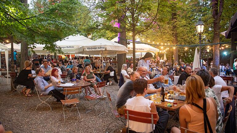 (Archivbild) Der Würzburger Hofbräukeller im Sommer 2022 bei ausgelassener Stimmung und ausverkauftem Haus.