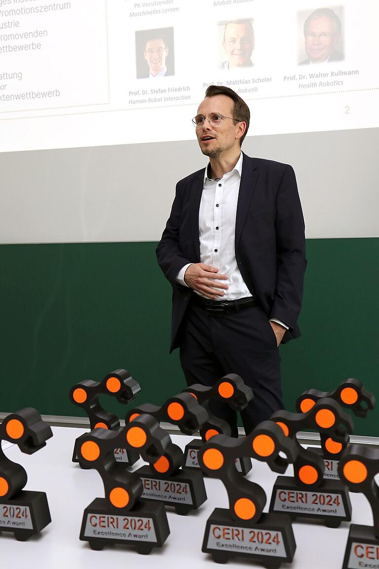 Prof. Dr. Jean Meyer, jetziger Präsident der THWS und früherer Robotik-Studiengangleiter, gratulierte den allerersten Robotik-Absolventen