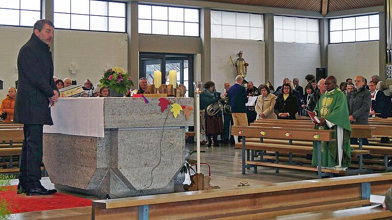 Die Gemeinde Hausen hielt am Volkstrauertag eine Gedenkfeier. Weil es regnete, fand sie in der Kirche St. Albanus in Erbshausen-Sulzwiesen statt. Bürgermeister Bernd Schraud (links), Father Dunstan Asiimwe und Vertreter der drei Musikkapellen der Gemeinde Hausen gestalteten die Gedenkfeier.