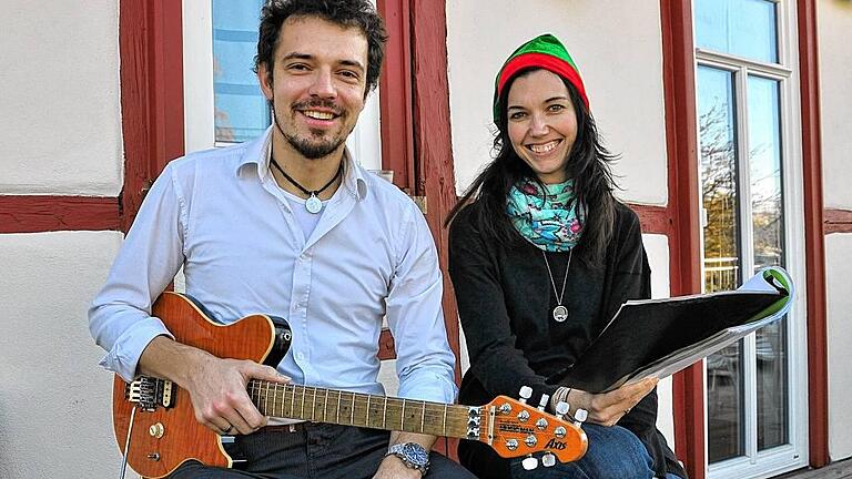 Musik-Duo: Monika Brand aus Obertheres hat das Musical &bdquo;Weihnachten für Jedermann&ldquo; geschrieben. Und ihr Mann Gerald Brand hat dazu die Arrangements für die Live-Band geschrieben, in der er selbst mitspielen und die Aufführungen begleiten wird.