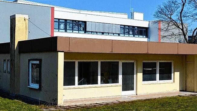 Wird abgerissen: Das ehemalige Hausmeister-Wohnhaus zwischen Realschule (im Hintergrund) und Gymnasium weicht einem neuen &bdquo;Gebäude für Schlagzeuginstrumente&ldquo;.