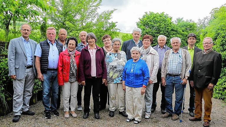 Im Bild von links die Geehrten des Verbands für landwirtschaftliche Fachbildung in Bayern e.V., Kreisverband Rhön-Grabfeld, und seine Vorstände. Geschäftsführer Peter Will, Karl Katzenberger, Hermann Friedrich, Inge Ofenhitzer, Walter Damm, Elke Schmidt, Christa Seibert, Imelda Geis, Josef Rossel, Erika Fiedler, Maria Johannes, Rudolf Behr, Gustav Kürschner, Vorsitzender Ludwig Geis und Seniorenbeauftragter Wolfgang Kleinert.