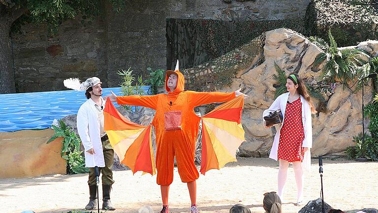 „Zogg und die Retter der Lüfte“ bei den Kinderfestspielen Giebelstadt mit Raoul Migliosi) (Ritter Schlagedrein), Thomas Mangold (Drache Zogg) und Martha Narang (Prinzessin Perle, von links). „Zogg und die Retter der Lüfte“ bei den Kinderfestspielen Giebelstadt mit Raoul Migliosi) (Ritter Schlagedrein), Thomas Mangold (Drache Zogg) und Martha Narang (Prinzessin Perle, von links).