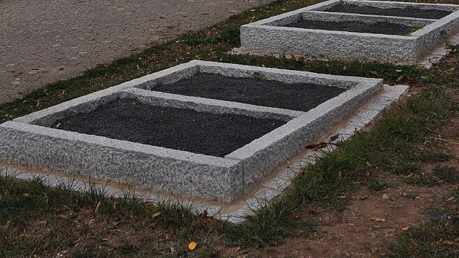 Mit den neu angelegten Urnengräbern auf dem Friedhof von Neuses sind einige Bewohner des Ortes nicht so richtig glücklich mit der gewählten Form und dem verwendeten Material.