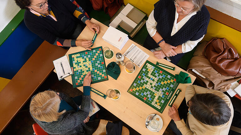 Jutta Wittmann, Christine Simny, Cornelia Frank und Beate Lutz beim Scrabble-Treff im 'Standard' in Würzburg.