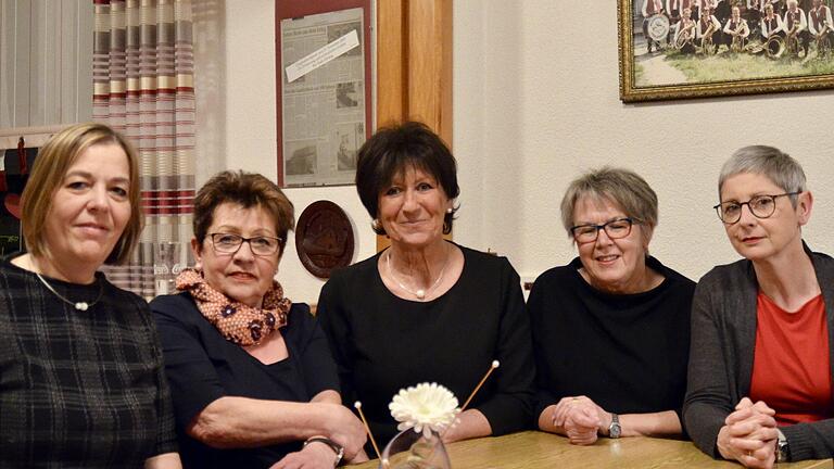 Der Vorstand der Frauenunion Burkardroth (von rechts) Kathrin Kupka-Hahn, Rita Stürzenberger, Silvia Metz und Imelda Amrhein. Kreisvorsitzende Nicola Renner-Knopp (links) leitete die Wahl und gehörte zu den ersten Gratulantinnen. Foto: Elisabeth Kuhn       -  Der Vorstand der Frauenunion Burkardroth (von rechts) Kathrin Kupka-Hahn, Rita Stürzenberger, Silvia Metz und Imelda Amrhein. Kreisvorsitzende Nicola Renner-Knopp (links) leitete die Wahl und gehörte zu den ersten Gratulantinnen. Foto: Elisabeth Kuhn