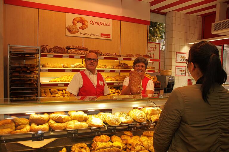 Zieht sich zurück: Winfried Roß, auf dieser Aufnahme aus dem Jahr 2016 mit Christa Funk an der Brot- und Backwarentheke.