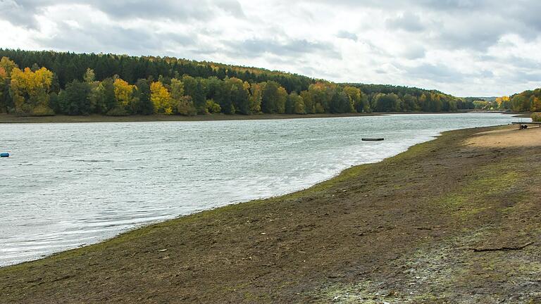 Es läuft alles nach Plan: Das Wasser aus dem Ellertshäuser See fließt kontinuierlich ab. Inzwischen hat sich der Seespiegel schon um über vier Meter gesenkt.