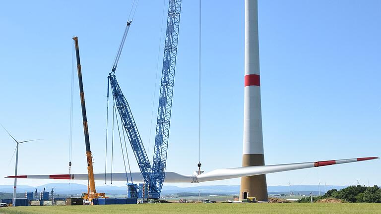 Nach und nach werden momentan im Windpark die Windflügel montiert.