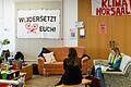 Die Studierenden der Gruppierung 'End Fossil Würzburg' haben das zentrale Hörsaalgebäude der Universität Würzburg am Hubland besetzt und es sich mit Sofas gemütlich gemacht.&nbsp;