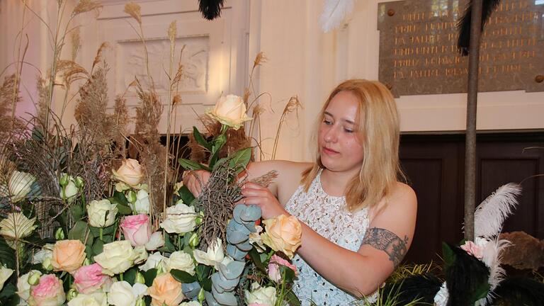 Floristin Michelle Fleischer war heuer erstmals für den Blumenschmuck beim Rosenball verantwortlich. - Floristin Michelle Fleischer war heuer erstmals für den Blumenschmuck beim Rosenball verantwortlich. Floristin Michelle Fleischer war heuer erstmals für den Blumenschmuck beim Rosenball verantwortlich. - Floristin Michelle Fleischer war heuer erstmals für den Blumenschmuck beim Rosenball verantwortlich.