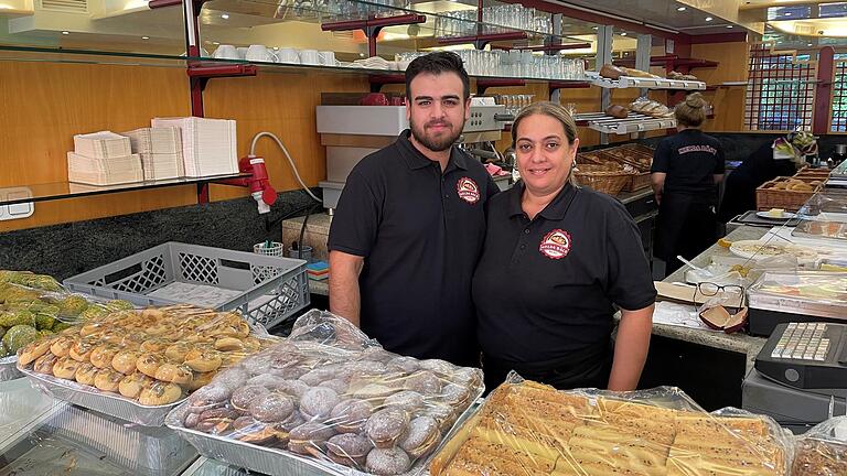 Celal Demiral (links) ist der Inhaber vom Melda Bäck in Karlstadt, in dem auch seine Mutter aushilft. Das Bäckerei-Café feierte am Montag Neueröffnung in der Hauptstraße in Karlstadt. Celal Demiral (links) ist der Inhaber vom Melda Bäck in Karlstadt, in dem auch seine Mutter aushilft. Das Bäckerei-Café feierte am Montag Neueröffnung in der Hauptstraße in Karlstadt.