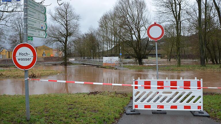Im Bereich des Zusammenflusses von Saale und Brend am Schillerhain in Bad Neustadt musste der Rad- und Fußgängerweg gesperrt werden. Im Bereich des Zusammenflusses von Saale und Brend am Schillerhain in Bad Neustadt musste der Rad- und Fußgängerweg gesperrt werden.
