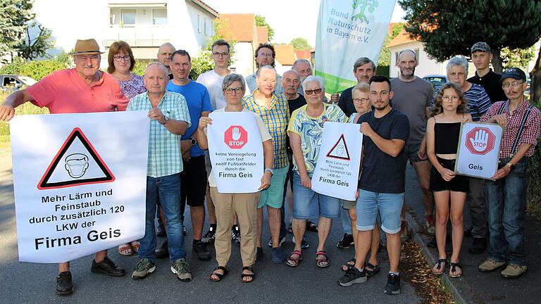 Die Bürgerinitiative Haidt-Stephansberg macht gegen den Bau des Logistikzentrums der Firma Geis auf freiem Feld mobil. Jung und Alt der beiden Kleinlangheimer Ortsteile stehen dabei zusammen. Die Bürgerinitiative Haidt-Stephansberg macht gegen den Bau des Logistikzentrums der Firma Geis auf freiem Feld mobil. Jung und Alt der beiden Kleinlangheimer Ortsteile stehen dabei zusammen.