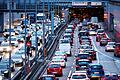 Verkehr und Abgase sind eine Belastung für die Luftqualität.       -  Selbst der Jahresgrenzwert für Stickstoffdioxid wurde nach vorläufigen Daten eingehalten. (Archivbild)