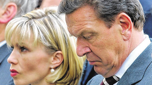 Ein Foto aus dem Archiv: Bundeskanzler Gerhard Schröder und seine Frau Doris bei einer Veranstaltung in Dresden Ein Foto aus dem Archiv: Bundeskanzler Gerhard Schröder und seine Frau Doris bei einer Veranstaltung in Dresden