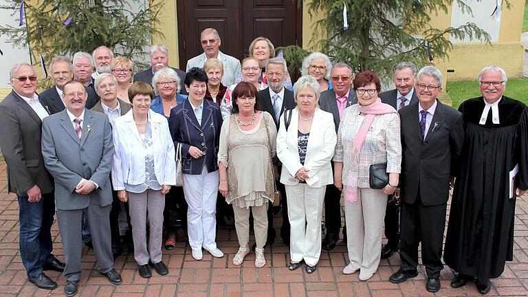Jubelkonfirmation gefeiert - (rn) Einen festlichen Gottesdienst anlässlich ihrer Jubelkonfirmation in Gleisenau feierten am Sonntag 23 Frauen und Männer. Goldene Konfirmation (Jahrgang 1967) feierten: Edwin Augsburger, Wilhelm Koch, Ernst Mahler, Magda Schönauer, Erika John (alle Ebelsbach), Friedrich Winkelmann (Gleisenau), Wilfried Bischoff, Brigitte Luise Clopik (beide Rudendorf), Werner Eisenacher (Schönbrunn), Karl-Otto Gerber (Eltmann), Hannelore Birkholz (Bad Staffelstein), Annemarie Derrer (Gaustadt), Elisabeth Barthelmes (Breitengüßbach), Erika Sehm (Miltenberg), Hanni Fichtner (Nürnberg) und Hannelore Böttcher (Ziegelanger). Diamantene Konfirmation (Jahrgang 1957) feierten: Karl-Heinz Weis (Ebelsbach), Günther Schmidt (Schönbrunn), Helga Barth (Zeil), Gerda Wolf (Trier), Heinz Schätzlein (Goßmannsdorf) und Heinz Schätzlein (Obernburg). Rechts Pfarrer Volkmar Gregori. Jubelkonfirmation gefeiert - (rn) Einen festlichen Gottesdienst anlässlich ihrer Jubelkonfirmation in Gleisenau feierten am Sonntag 23 Frauen und Männer. Goldene Konfirmation (Jahrgang 1967) feierten: Edwin Augsburger, Wilhelm Koch, Ernst Mahler, Magda Schönauer, Erika John (alle Ebelsbach), Friedrich Winkelmann (Gleisenau), Wilfried Bischoff, Brigitte Luise Clopik (beide Rudendorf), Werner Eisenacher (Schönbrunn), Karl-Otto Gerber (Eltmann), Hannelore Birkholz (Bad Staffelstein), Annemarie Derrer (Gaustadt), Elisabeth Barthelmes (Breitengüßbach), Erika Sehm (Miltenberg), Hanni Fichtner (Nürnberg) und Hannelore Böttcher (Ziegelanger). Diamantene Konfirmation (Jahrgang 1957) feierten: Karl-Heinz Weis (Ebelsbach), Günther Schmidt (Schönbrunn), Helga Barth (Zeil), Gerda Wolf (Trier), Heinz Schätzlein (Goßmannsdorf) und Heinz Schätzlein (Obernburg). Rechts Pfarrer Volkmar Gregori.