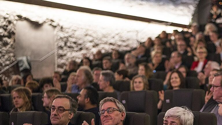 Der Kulturreferent als Kinozuschauer: Muchtar Al Ghusain (vorne links) vergangene Woche bei der Eröffnung des Filmfestivals mit dem Central-Vorstandsvorsitzenden Peter Grethler und Kino-Geschäftsführerin Heidrun Podzsus.