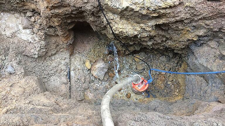 Das sprudelnde Leck in der Hauptwasserleitung, aus dem am Freitag beim neuerlichen Wasserrohrbruch in der Spitalstraße das Wasser austrat.